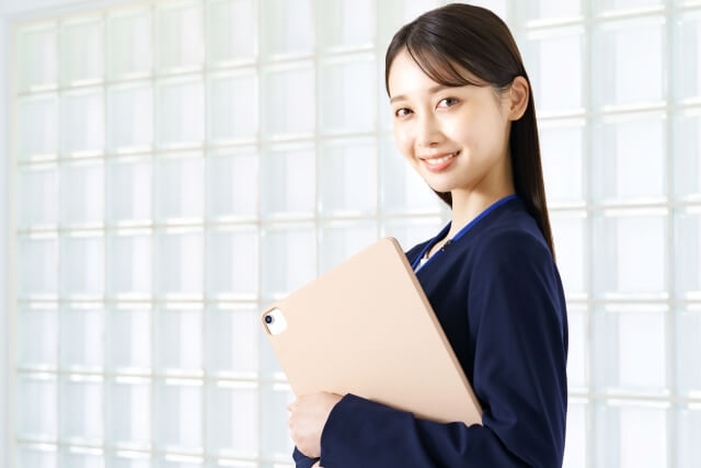 タブレットを持った女性