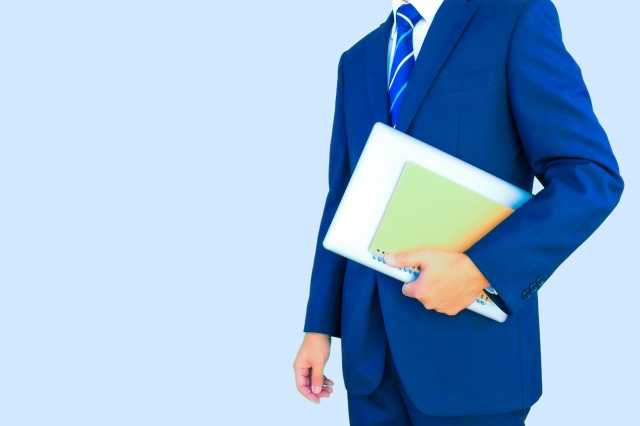 タブレットを持った男性