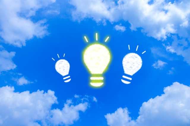 青空に浮かぶ電球