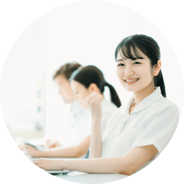 ガッツポーズをしている女性看護師の写真